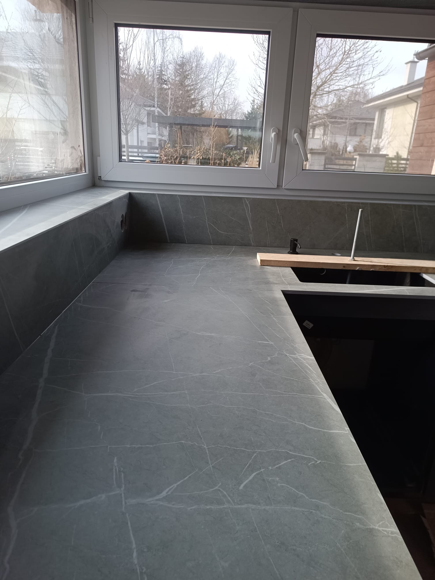 Kamień naturalny i spieki – realizacje na wymiar