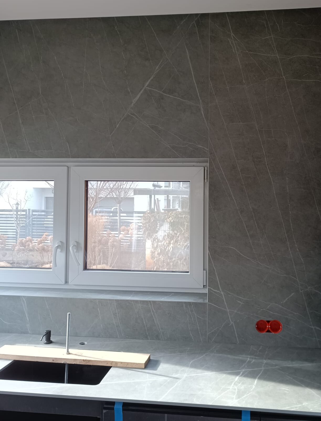 Przykładowa realizacja w kamieniu naturalnym i spiekach – placeholder